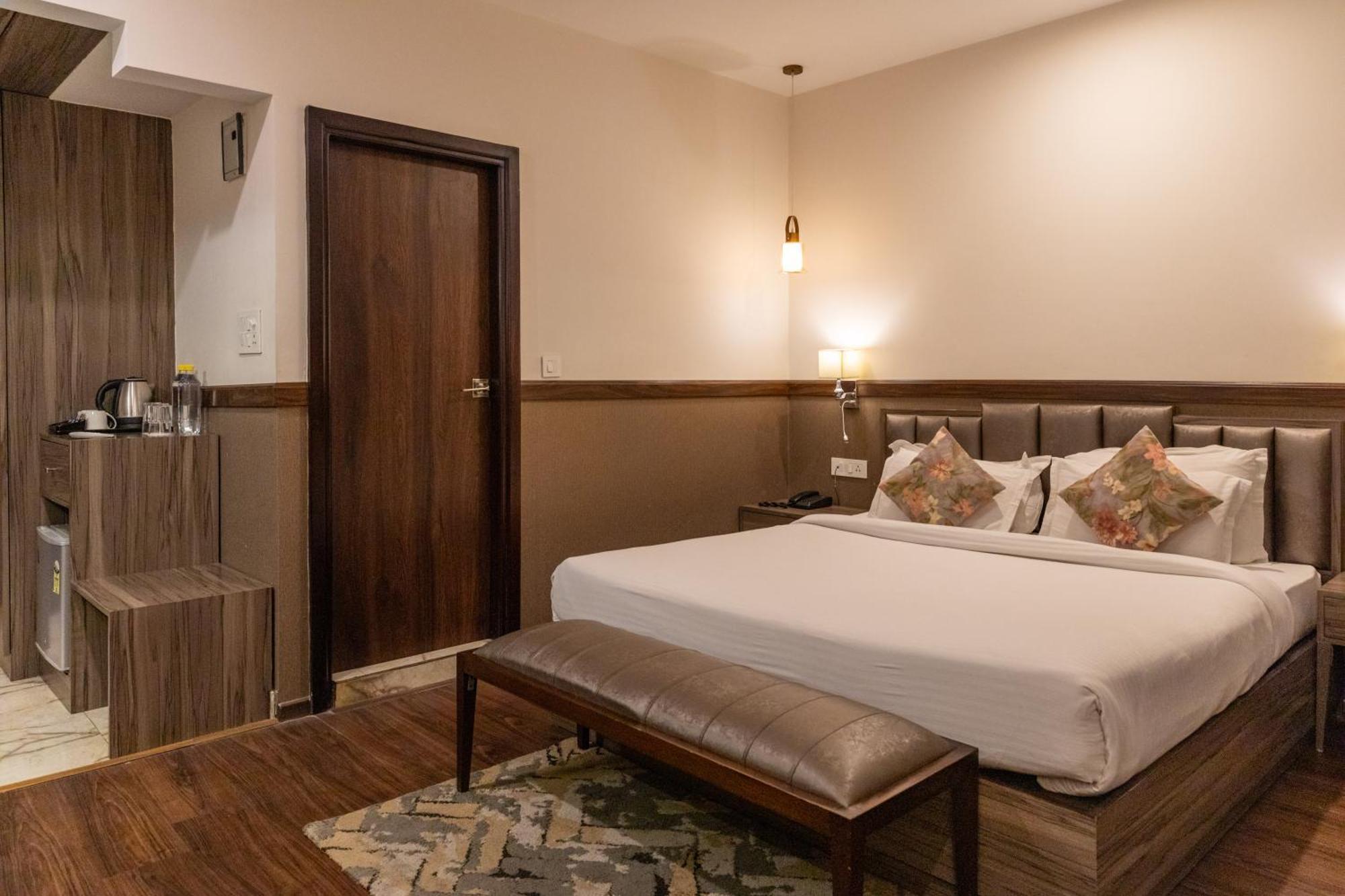 Hotel Alaya เดห์ราดุน ภายนอก รูปภาพ