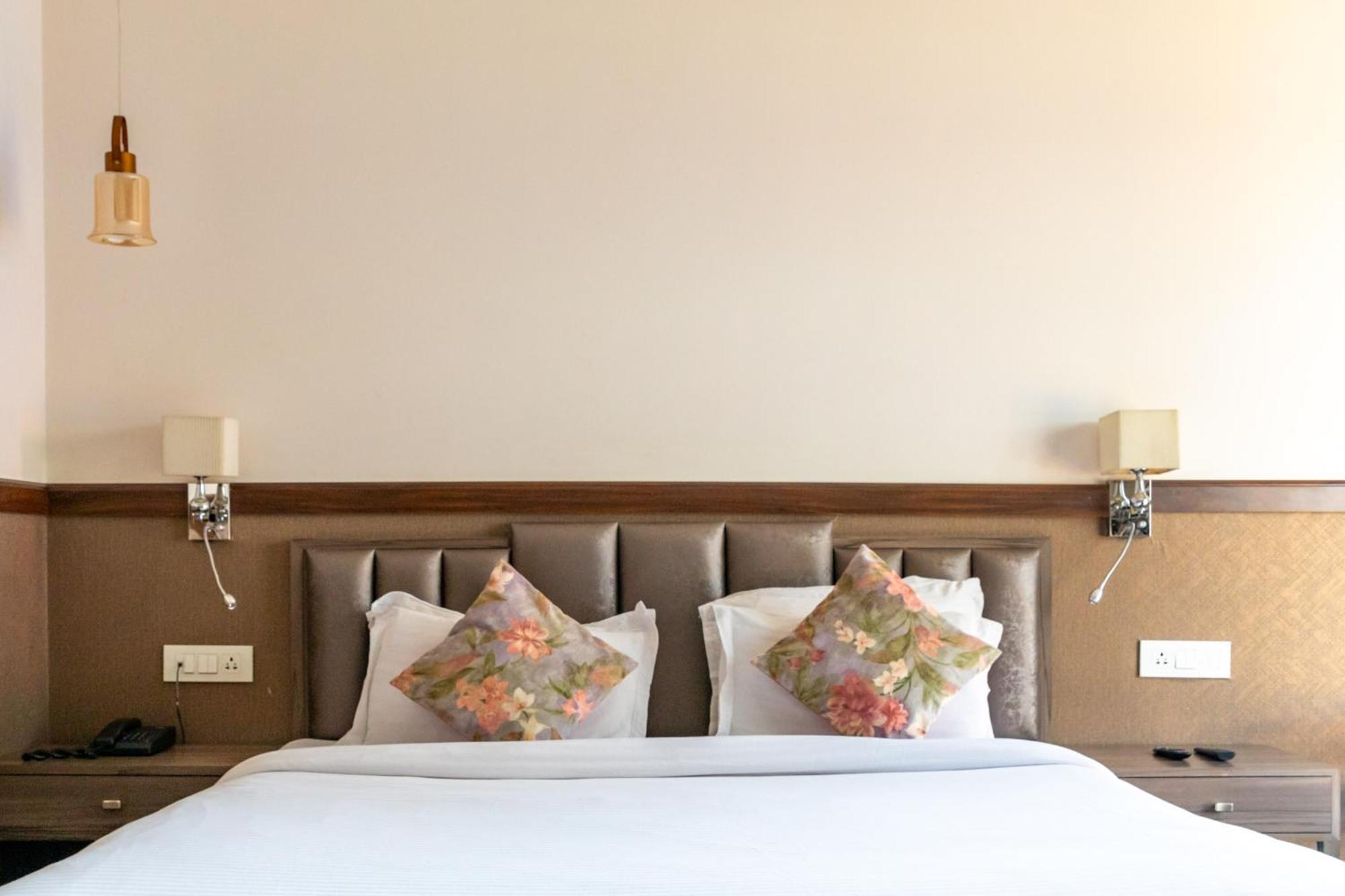 Hotel Alaya เดห์ราดุน ภายนอก รูปภาพ